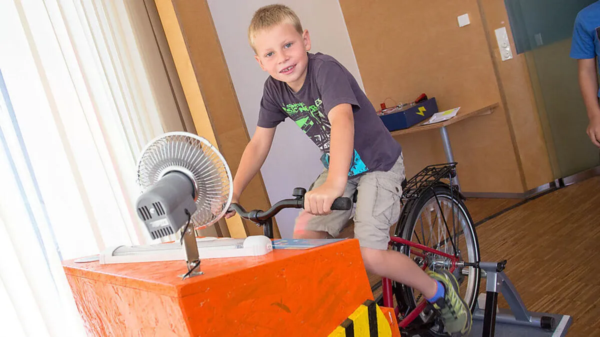 Der Heimtrainer treibt einen Ventilator an – so ist man immer gut gekühlt