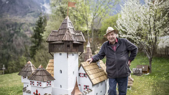 Der Ferlacher Paul Schmiedmaier (95) arbeitet Zeit seines Lebens mit Holz. Im Laufe der vergangenen Jahre zimmerte er sich in seinem Garten seine ganz persönliche Miniaturwelt - alles Handarbeit, versteht sich. Hier ist er mit seinem größten Modell zu sehen. "Ich wollte immer schon einmal Burgherr sein", verrät er und lacht dabei.