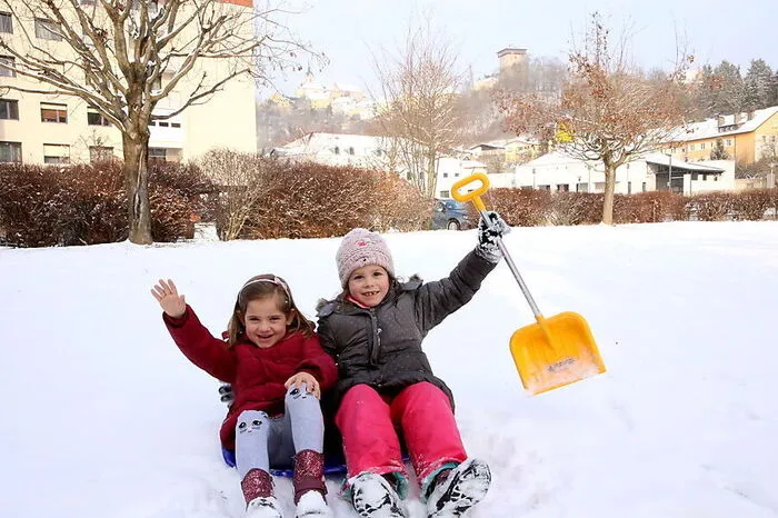 Die vierjährige Fabienne Hölbling und die sechsjährige Elisa Schenk aus Althofen freuten sich über den Neuschnee.