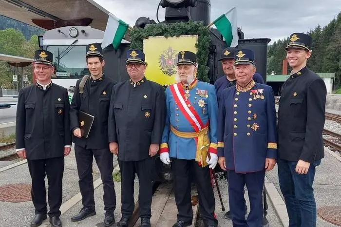 Die Idee für den Kaiserzug entstand laut Vereinspräsident Karl Reitter zufällig. Bei einem Betriebsausflug nach Bad Ischl wurde gewettet, ob es gelingen würde, einen Kaiser für eine gemeinsame Zugfahrt zu finden. Als Einsatz wurde ein Fass Bier vereinbart. Die erfolgreiche Fahrt sorgte für so viel Begeisterung, dass schließlich ein eigener Kaiserzugverein gegründet wurde. Diesen gibt es mittlerweile seit fast 20 Jahren.