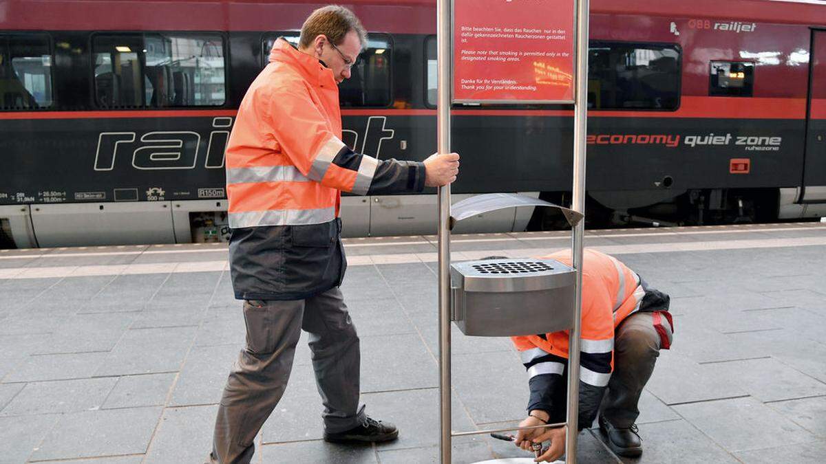 ÖBB montieren Aschenbecher ab