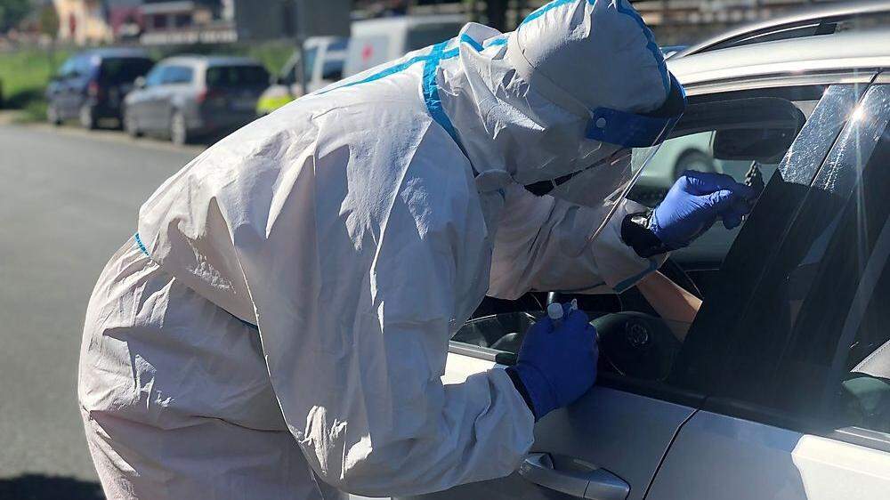 Corona-Drive-in in Lannach: Gaumen- und Rachenabstriche werden für die Probennahme gemacht