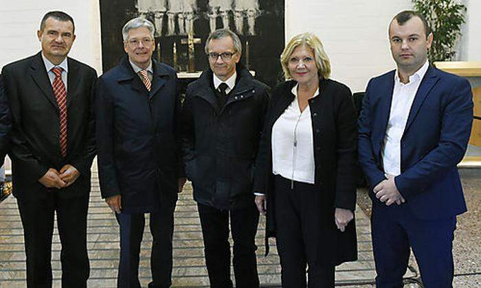 Alexander Petritz, Landeshauptmann Kaiser, Autor Felix Kucher, Bürgermeisterin Mathiaschitz, Bürgermeister Mladen Grujicic (von links)
