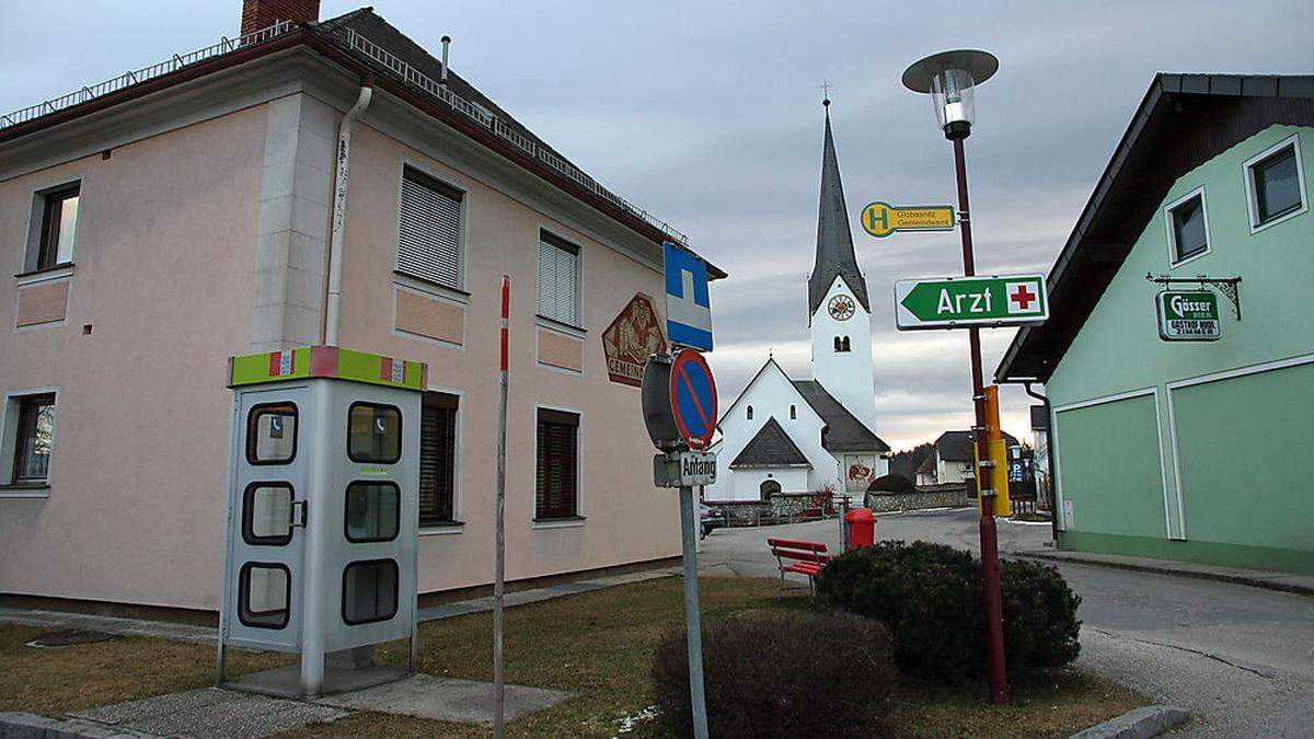 Der Platz zwischen Gemeindeamt (links), Kirche und Gasthaus soll neu gestaltet werden