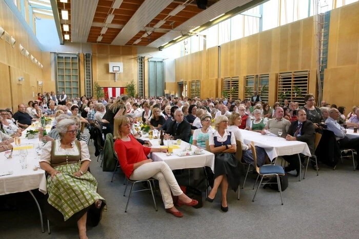 Unter den zahlreichen Besuchern unter anderen gesichtet: Bürgermeister Harald Jannach, Provisor Charles Ogbunambala, Gauobmann-Stellvertreter Franz Kostwein, Konsul Sepp Prugger, Amtsleiterin Walburga Fleischhacker, Unternehmer Ernst Haberl sowie Schlossherr Franz Gindl.