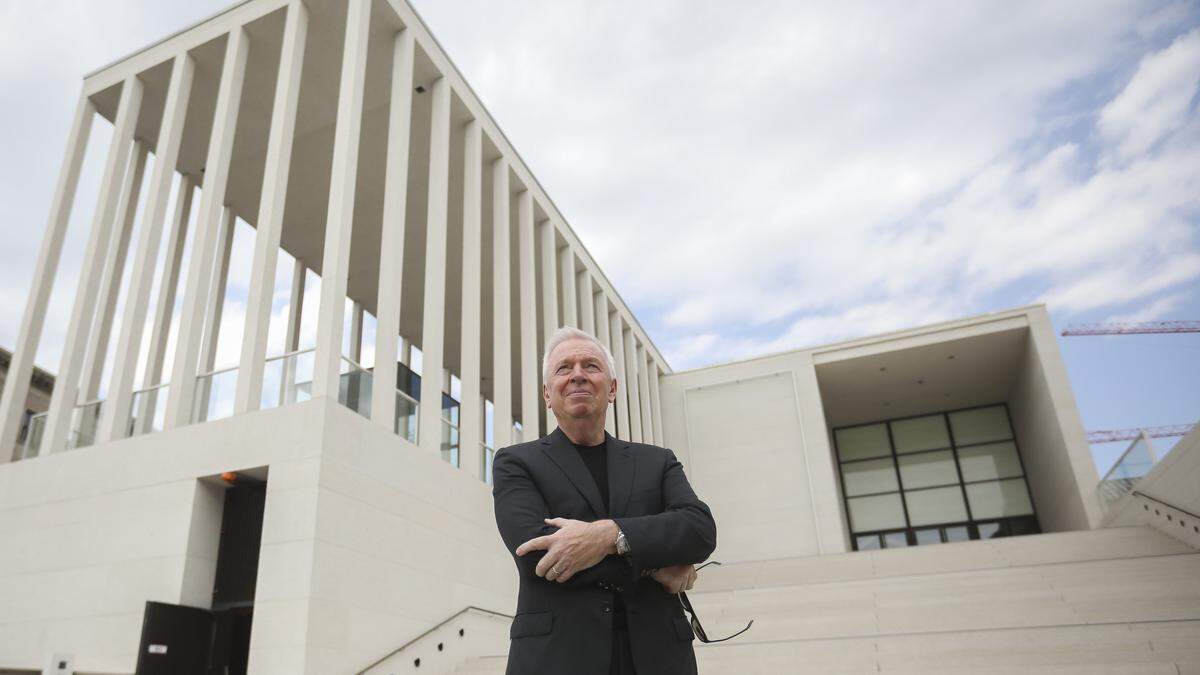 David Chipperfield vor der James-Simon-Galerie auf der Berliner Museumsinsel