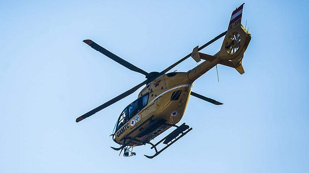 Mit dem Notarzthubschrauber Christophorus 7 wurde der Verletzte ins BKH Lienz geflogen (Symbolfoto)