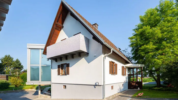 Das Haus Lackner: Der ursprüngliche Baukörper ist straßenseitig noch erkennbar.