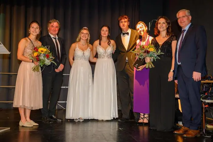 Im Bild von links: Sabrina Kircher, Hannes Wolf, Lena Wieser, Rebecca Schwarz, Paul Flores, Ari Maizinger, Hanna Huber, Martin Kulmer.