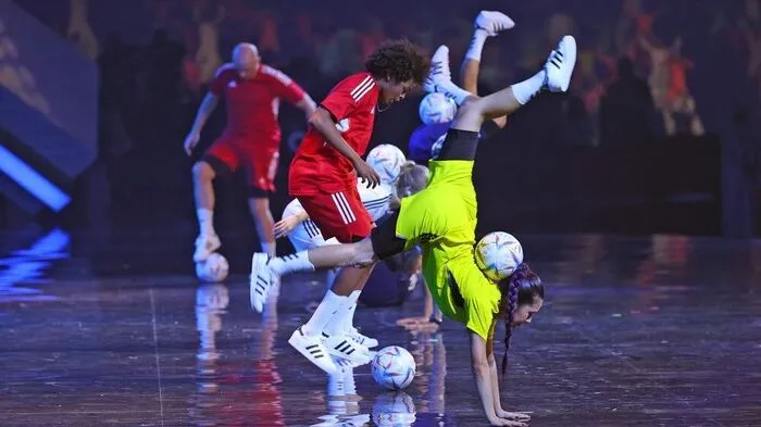 Mit dem Ball wurde gleich auf der Bühne gezaubert