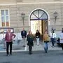 Die Pop-up-Fördernehmer vom Herbst 2020: Sonja Pietschnig-Dohr, Gerald Flaggl, Claudia Ebner, Christina Thonhauser, Nadja Schatz und Veronika Barna (von links in der ersten Reihe), dahinter Vertreter von Politik und Gemeinde sowie Patricia Radl-Rebernig (hinten rechts)