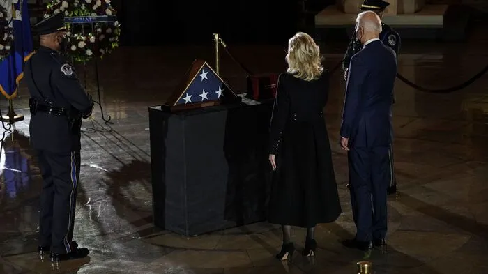 In einem außergewöhnlichen Akt hat US-Präsident Joe Biden einem toten Polizisten die letzte Ehre erwiesen.