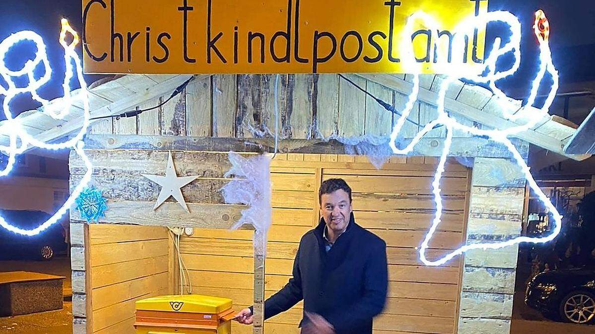 Jochen Bocksruker vor dem Christkindlpostamt