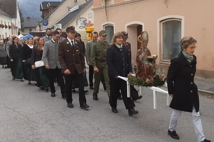Danach folgte der Zug der Musikkapelle mit Feuerwehr, Kirchenchor, Sängerrunde, Landjugend und ÖKB vom Bauernhof „Stinglbauer“ der Familie Koller, um die sogenannte Markt-Freyung abzuholen. Dabei wird an die Markterhebung erinnert.
