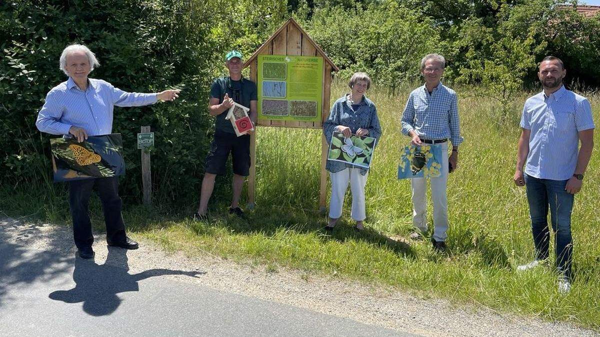 Michael und Beate Kirchengast (2. und 3. von rechts) vermachten ihre Wälder und Wiesen dem Naturschutzbund Steiermark unter Präsident Johannes Gepp (links)