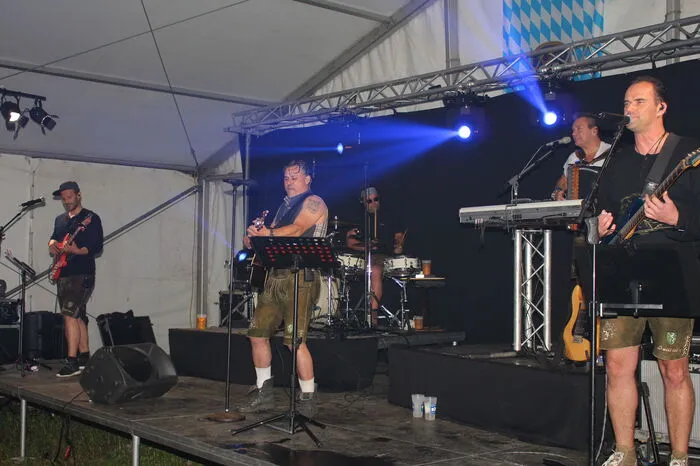 ... die Gruppe "Steirerbluat", die für tolle Stimmung im Festzelt sorgte.