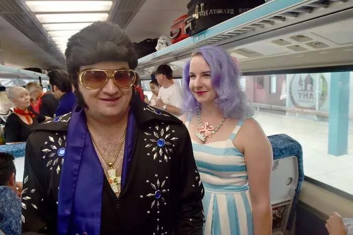 Während der knapp achtstündigen Zugfahrt wird ausgiebig die Musik des King of Rock'n'Roll gehört...