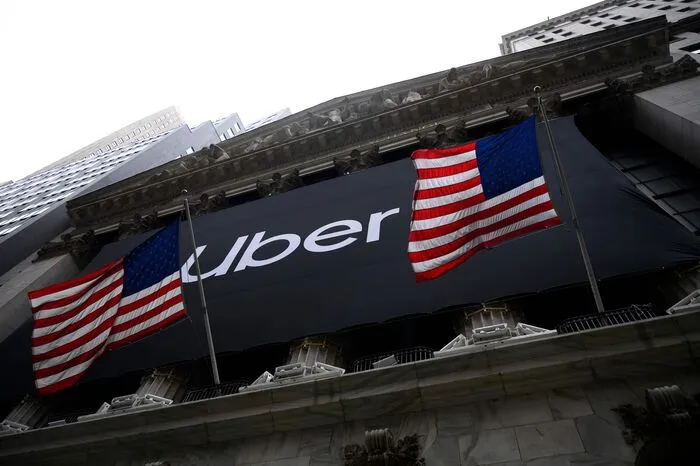Bekannt wurde Uber, weil der Konzern in vielen Regionen der Welt - auch in Österreich und Deutschland - die Taxibranche auf den Kopf gestellt hat und die Art veränderte, wie Menschen mobil unterwegs sind: Die Firma vermittelt Mitfahrten über eine App, zuletzt zählte sie nach eigenen Angaben 91 Millionen Kunden pro Monat.