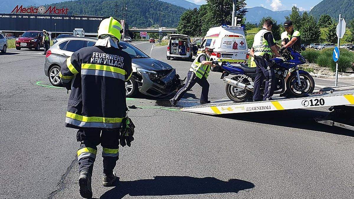 Bei dem Verkehrsunfall fuhr ein Auto gegen einen Motorradfahrer