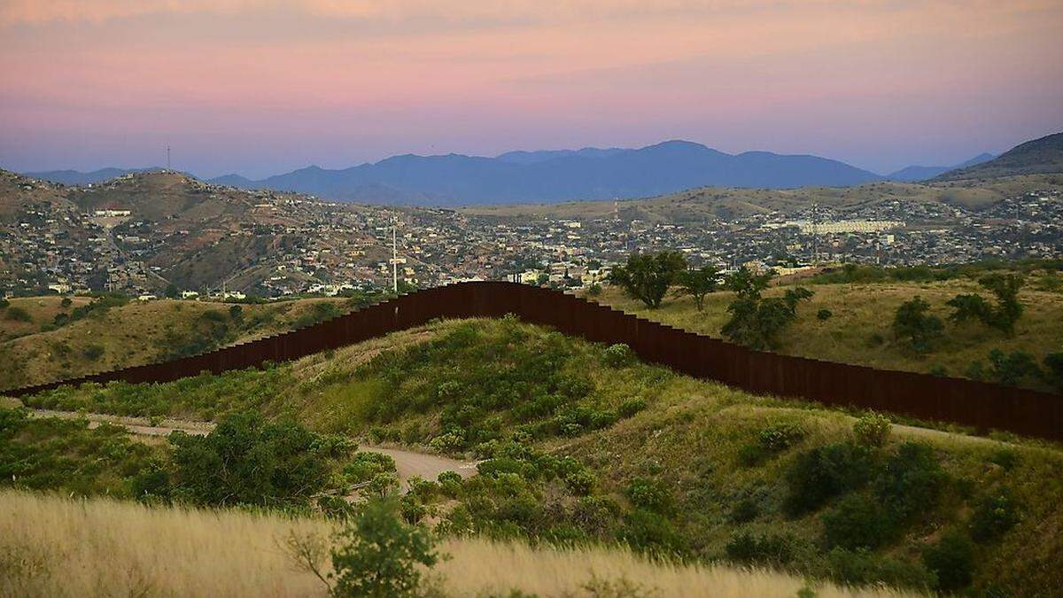 Ein Zaun trennt die USA von Mexiko, um die Migration zu stoppen. 