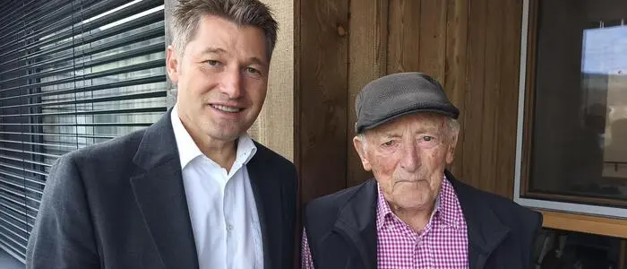 Bürgermeister Josef Maier gratulierte Filipp Rossin zu seinem 100. Geburtstag