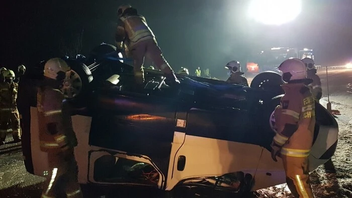 Kurz nach 23 Uhr kam es auf der spiegelglatten B320 zwischen Haus und Schladming zum ersten Unfall.