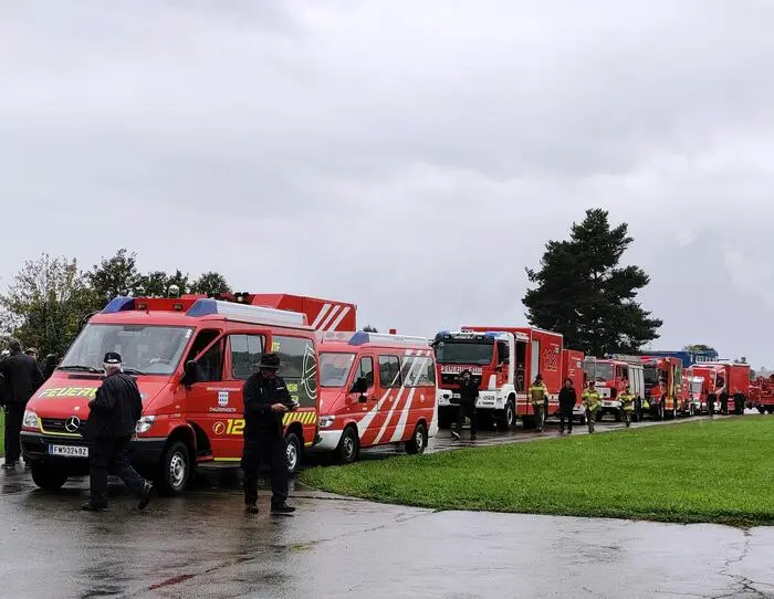 Vorarlberg, das von den Unwettern nicht betroffen ist, hat am Montag Hilfe ins Katastrophengebiet nach Niederösterreich geschickt. Der Vorarlberger Landesfeuerwehrverband, Land und Gemeinden haben ihre Groß- und Schlammpumpen angeboten, ebenso weitere Ausrüstung