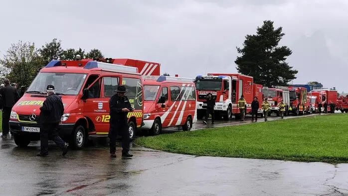 Vorarlberg, das von den Unwettern nicht betroffen ist, hat am Montag Hilfe ins Katastrophengebiet nach Niederösterreich geschickt. Der Vorarlberger Landesfeuerwehrverband, Land und Gemeinden haben ihre Groß- und Schlammpumpen angeboten, ebenso weitere Ausrüstung