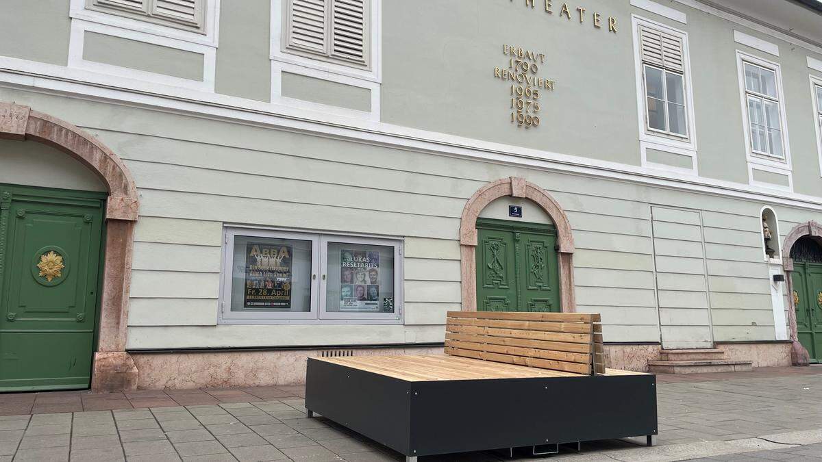 Zwei Sitzgelegenheiten wurden vor dem Leobener Stadttheater aufgestellt