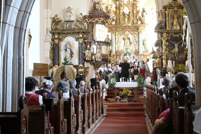Nach der Heiligen Messe mit Provisor Jacek Artur Wesoly in der Pfarrkirche wurde zum Gästesingen, an dem heuer sechs Chöre teilnahmen, in die Festhalle geladen.