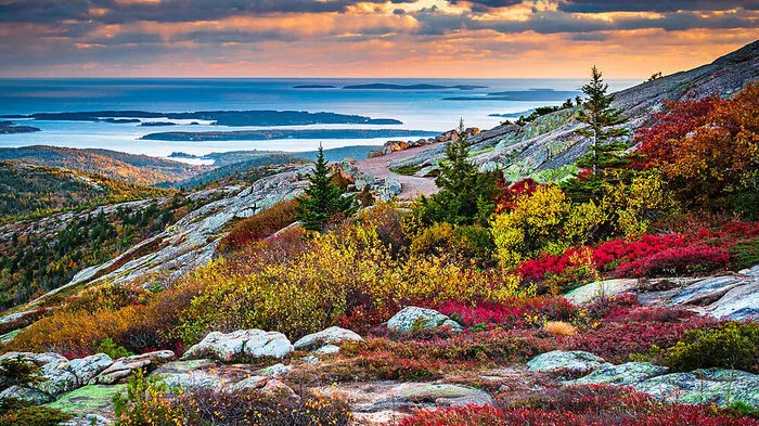Für einen Besuch im Acadia-Nationalpark im US-Bundesstaat Maine, der berühmt für seine raue Felsküste und Landschaften mit Bergen und Seen ist, muss man von Mai bis Oktober vorab reservieren. Er zählt zu den zehn meistbesuchten Nationalparks der USA.