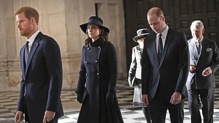 Prinz Harry, Herzogin Kate, Prinz William im Vordergrund, dahinter Herzogin Camilla mit Prinz Charles