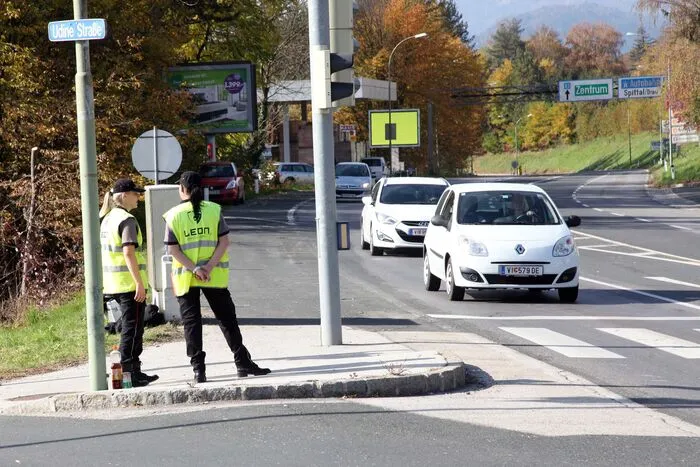 Oktober 2017. Jetzt wird die Brücke sogar 24-Stunden bewacht. Kostenpunkt : 60.000 Euro.