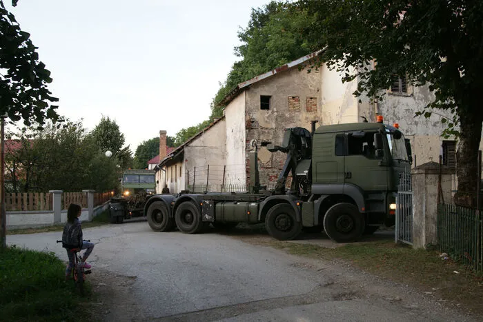 Die Einfahrt zur Kaserne Djuro Draskovic in Kolasin war für das österreichische Hakenladesystem eine Herausforderung.
