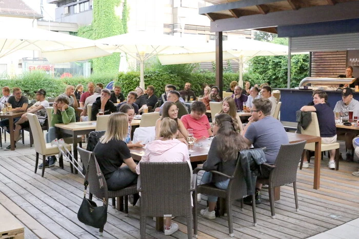 Die Kleine Zeitung mischte sich beim Public Viewing im „Hirter Bierstüberl“ ...  