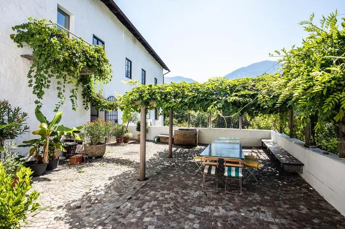 Die Terrasse mit Pergola