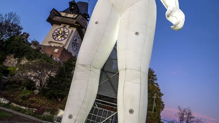 Das erste Klanglicht ohne Corona-Limits nach einer Absage (2020) und einer auf den Schlosspark Eggenberg beschränkten Veranstaltung verbreitete am Donnerstagabend in Graz wieder geräuschvollen Lichtzauber. 
