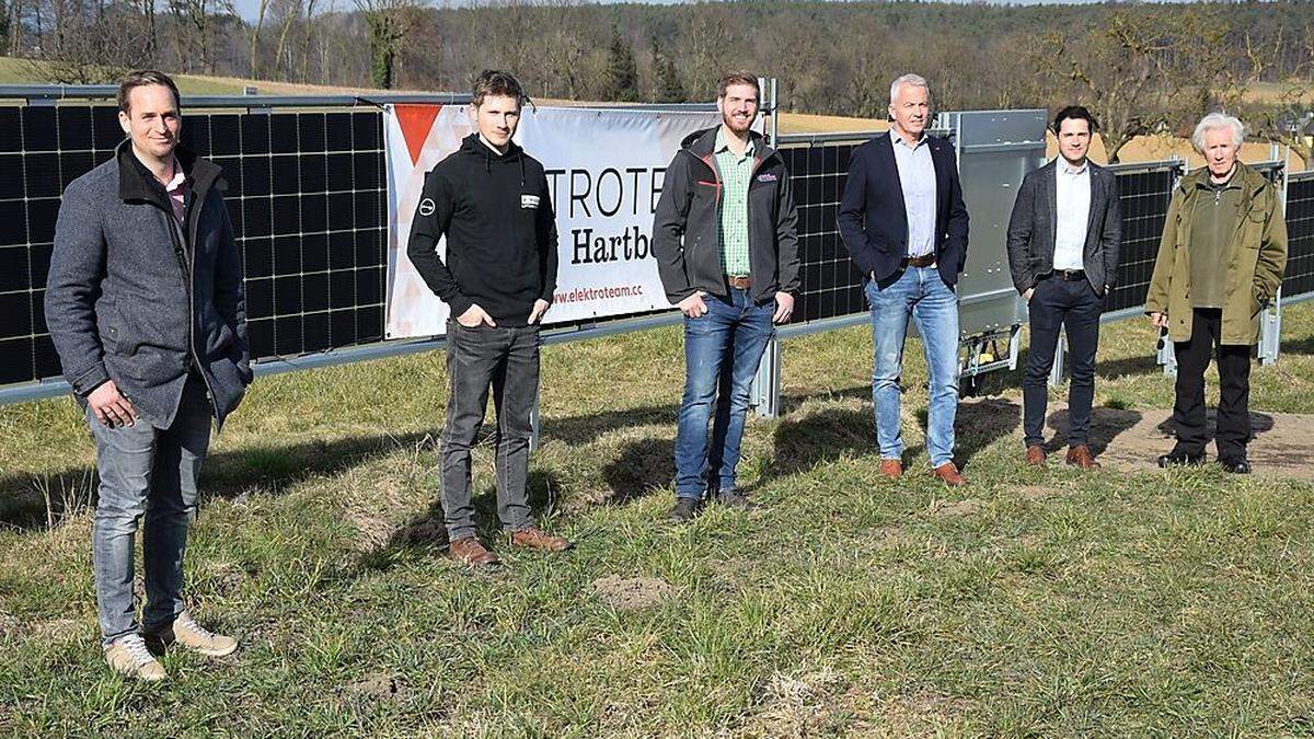 Alexander Thurner (2. v. li.) und seine Familie haben nun den längsten Fotovoltaikzaun Österreichs im Garten