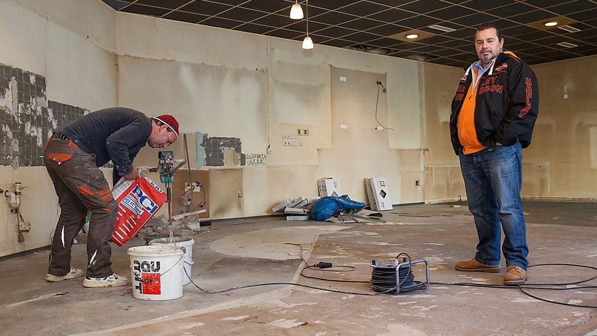 Für das Restaurant wird fleißig umgebaut. Rechts: Michael Döppes