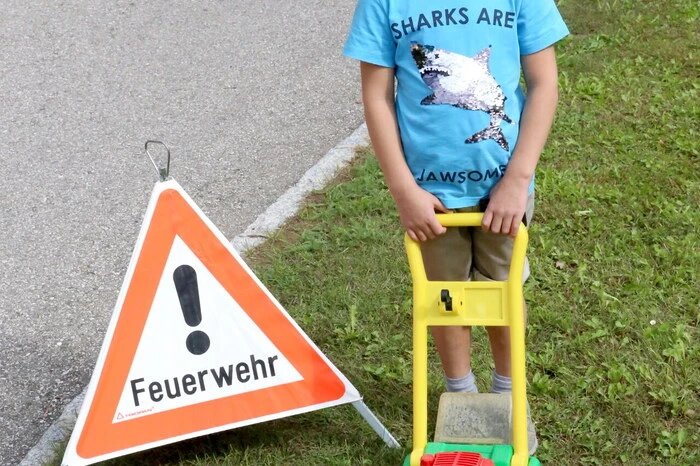 Übrigens: An vier Stationen konnten die Kleinen Wissenswertes über die Arbeit der Blauröcke erfahren.