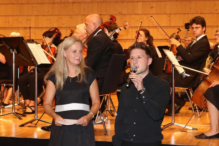 Am Foto von Links: Christine Brugger (Moderation) und Michael Mayer (cma Musik Pädagogischer Leiter).