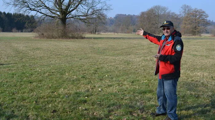 Josef Kaufmann vor einem Teil des Naturschutzgebietes in Großsteinbach, das bald mit Schachblumen übersät ist