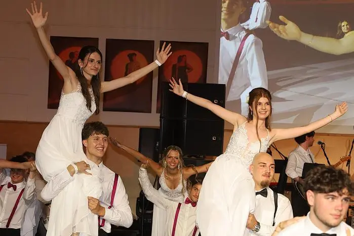 In Gruppen unterteilt zeigten sie, dass sie nicht nur in der Schule eine gute Leistung erbrachten, sondern dass sie sich auch auf dem Tanzboden sicher und elegant bewegen können