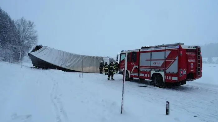 Ein mit Gipskartonplatten beladener Lkw kippte am Mittwoch auf der B320 bei St. Martin am Grimming um.