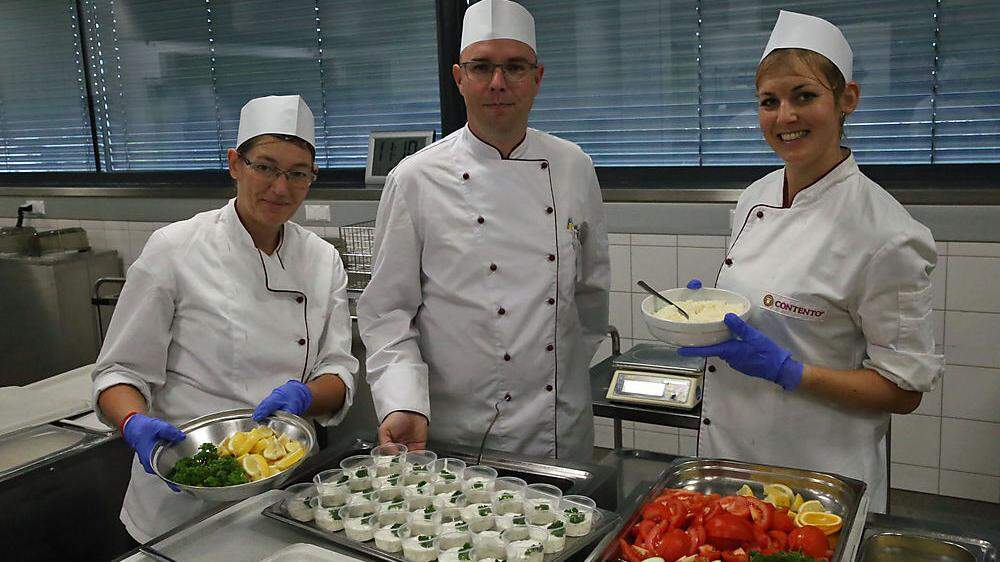 Küchenleiter Markus Buchegger mit den Küchenmitarbeiterinnen Doris Wieland (links) und Lisa Seisser