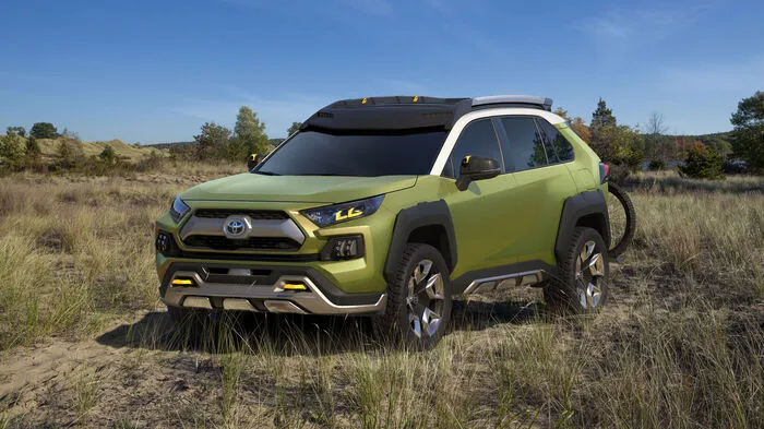Toyota hat mit der Designstudie FT-AC ein vielseitiges Freizeitfahrzeug für einen aktiven Lebensstil gezeigt. Egal ob Kanufahrt, Mountain-Bike-Tour oder Klettern – der Crossover ist bereit. Diese Anpassungsfähigkeit verbindet das SUV mit einem forschen Auftritt mit robusten Beplankungen und einem markanten Unterfahrschutz. Stattliche 20-Zoll-Felgen und eine großzügige Bodenfreiheit vergrößern den Aktionsradius. Da darf Allrad natürlich nicht fehlen. Als Antrieb des FT-AC kann sich Toyota neben einem Benziner oder einen Hybridantrieb vorstellen.