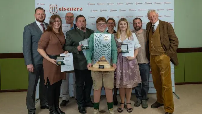 Zahlreiche Sportlerinnen und Sportler, Vertreter der Vereine sowie geladene Gäste folgten der Einladung der Stadtgemeinde Eisenerz in das Innerberger Gewerkschaftshaus, um im Rahmen der Sportlerehrung, die über zehn Jahre pausierte, die herausragenden sportlichen Leistungen der vergangenen Jahre zu würdigen.