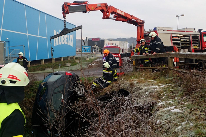 Komplizierte Bergung mit dem Hebekran des SRF der Feuerwehr Feldbach