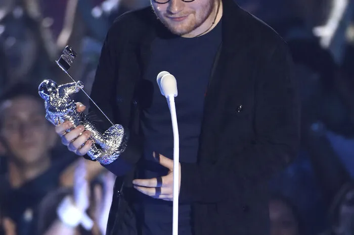 Als Künstler des Jahres ausgezeichnet wurde der britische Singer-Songwriter Ed Sheeran für das Lied "Shape of you". Die Musikshow fand in Inglewood in Kalifornien statt.