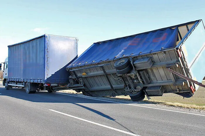 Ein umgewehter Lkw beschäftigte auch in Schönau an der Triesting die Feuerwehr.